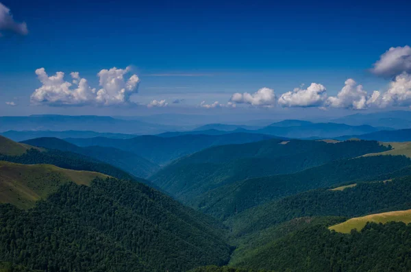 Arka plan manzara Ukrayna Karpat Dağları ile Pylypets Köyü