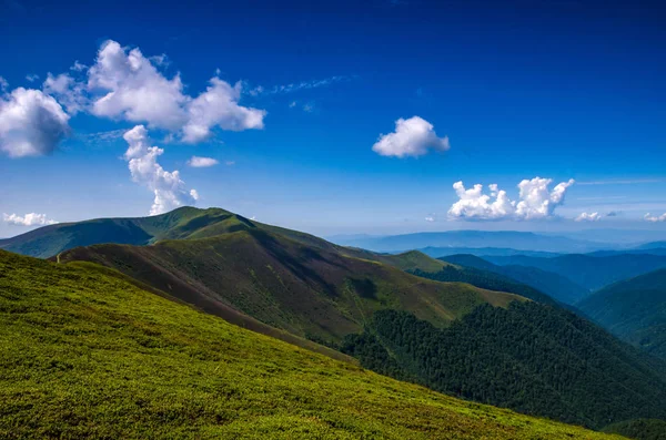 Background landscape with Ukrainian Carpathian Mountains in the Pylypets vilage — Stock Photo, Image