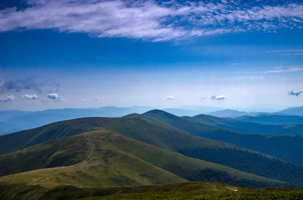 Arka plan manzara Ukrayna Karpat Dağları ile Pylypets Köyü