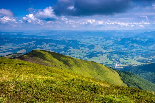 Arka plan manzara Ukrayna Karpat Dağları ile Pylypets Köyü