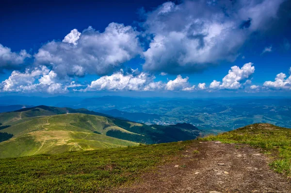 Arka plan manzara Ukrayna Karpat Dağları ile Pylypets Köyü