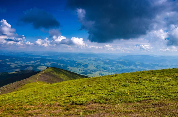 Arka plan manzara Ukrayna Karpat Dağları ile Pylypets Köyü