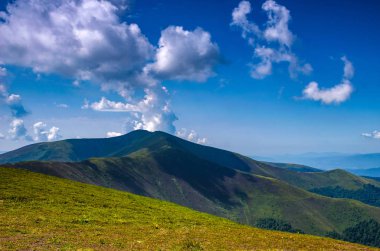 Arka plan manzara Ukrayna Karpat Dağları ile Pylypets Köyü