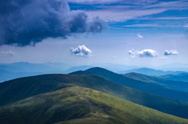 Arka plan manzara Ukrayna Karpat Dağları ile Pylypets Köyü