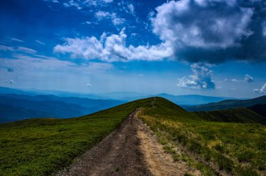 Arka plan manzara Ukrayna Karpat Dağları ile Pylypets Köyü