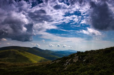 Arka plan manzara Ukrayna Karpat Dağları ile Pylypets Köyü