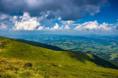 Arka plan manzara Ukrayna Karpat Dağları ile Pylypets Köyü