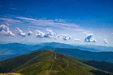 Arka plan manzara Ukrayna Karpat Dağları ile Pylypets Köyü