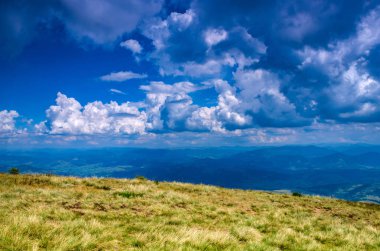 Arka plan manzara Ukrayna Karpat Dağları ile Pylypets Köyü