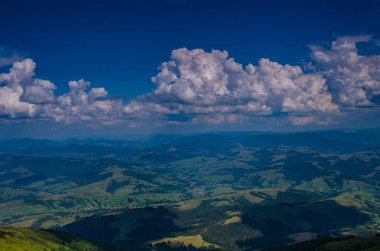 Arka plan manzara Ukrayna Karpat Dağları ile Pylypets Köyü