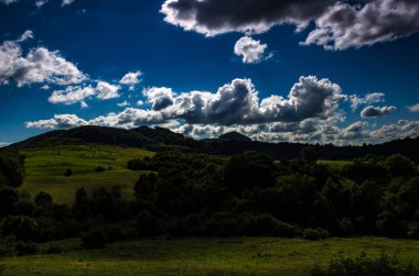 Arka plan manzara Ukrayna Karpat Dağları ile Pylypets Köyü