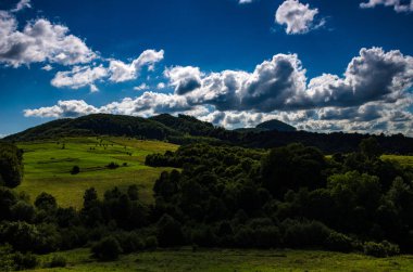 Arka plan manzara Ukrayna Karpat Dağları ile Pylypets Köyü