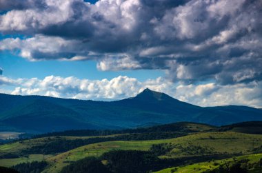 Arka plan manzara Ukrayna Karpat Dağları ile Pylypets Köyü