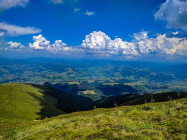 Arka plan manzara Ukrayna Karpat Dağları ile Pylypets Köyü