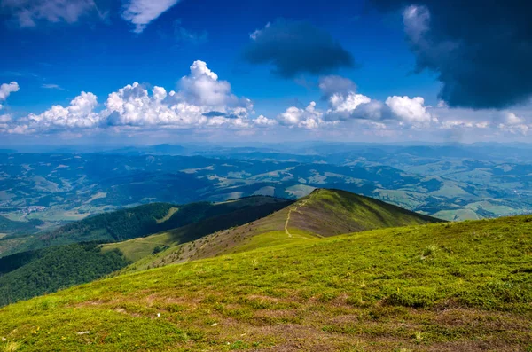 Arka plan manzara Ukrayna Karpat Dağları ile Pylypets Köyü