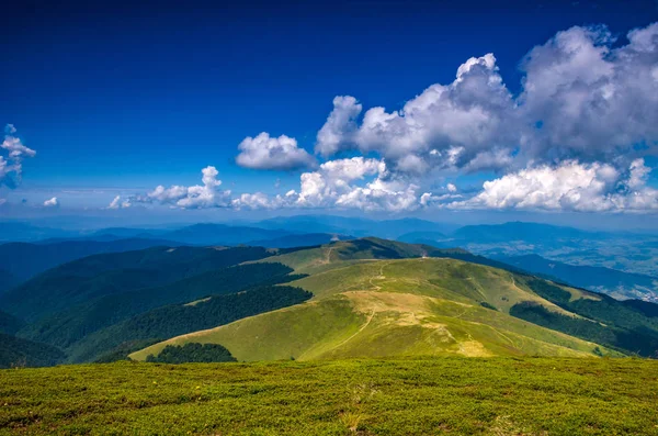 Background landscape with Ukrainian Carpathian Mountains in the Pylypets village — Stock Photo, Image