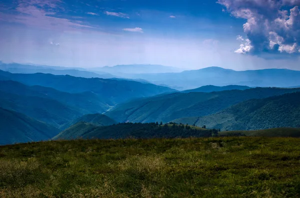 Arka plan manzara Ukrayna Karpat Dağları ile Pylypets Köyü