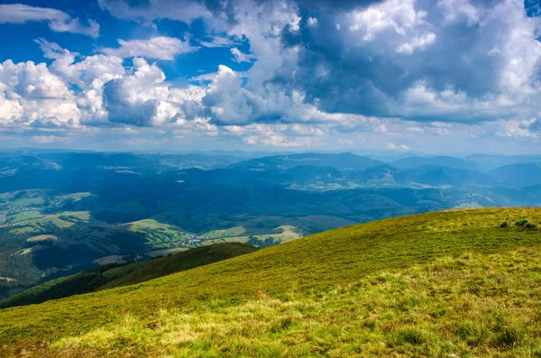 Arka plan manzara Ukrayna Karpat Dağları ile Pylypets Köyü