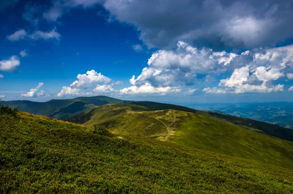 Arka plan manzara Ukrayna Karpat Dağları ile Pylypets Köyü