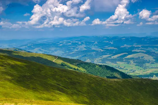 Arka plan manzara Ukrayna Karpat Dağları ile Pylypets Köyü