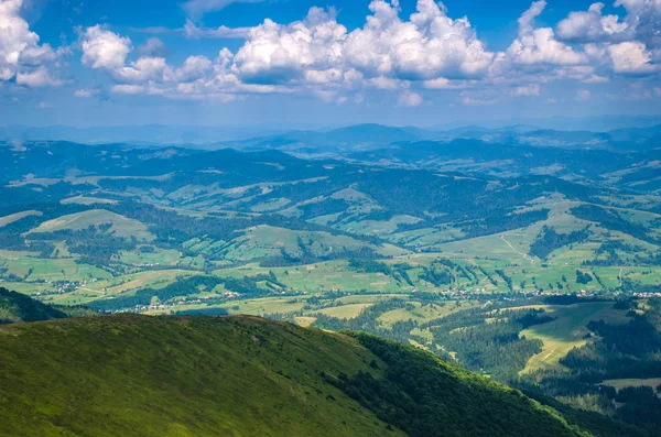 Arka plan manzara Ukrayna Karpat Dağları ile Pylypets Köyü