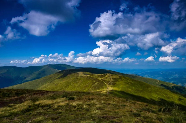 Arka plan manzara Ukrayna Karpat Dağları ile Pylypets Köyü