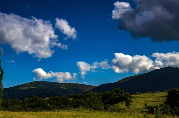 Arka plan manzara Ukrayna Karpat Dağları ile Pylypets Köyü