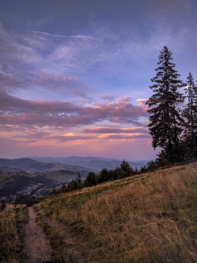 Carparhian Dağları Pylypets günbatımında sırasında arka plan