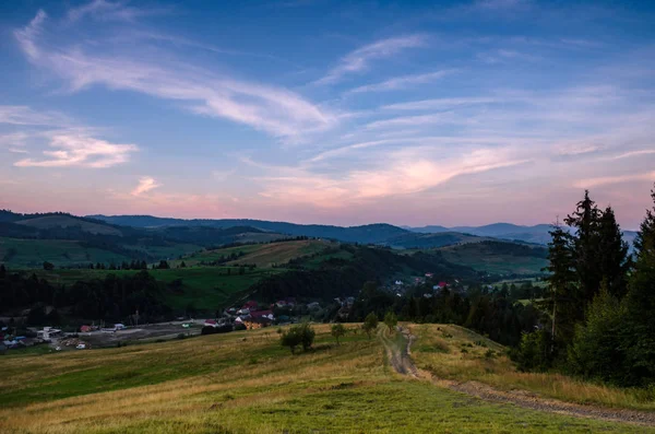 Antecedentes de las Montañas Carparhianas durante la puesta de sol en las Pylypets — Foto de Stock