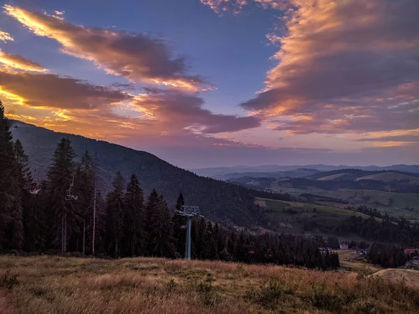 Pylypets で日没時に Carparhian 山の背景 — ストック写真