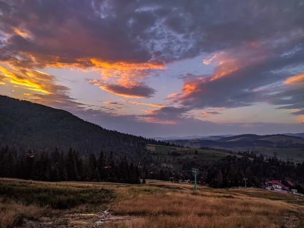 Hintergrund der Carparhian Mountains während des Sonnenuntergangs in den Masten — Stockfoto