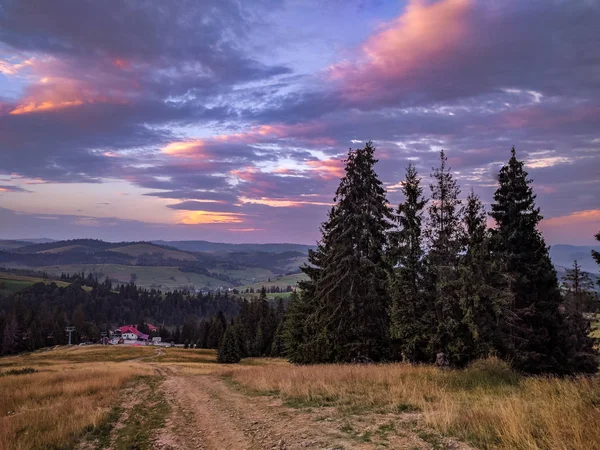 Hintergrund der Carparhian Mountains während des Sonnenuntergangs in den Masten — Stockfoto