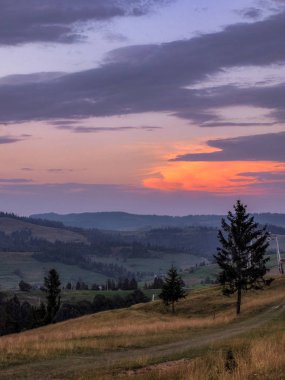 Carparhian Dağları Pylypets günbatımında sırasında arka plan