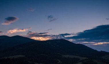 Carparhian Dağları Pylypets günbatımında sırasında arka plan