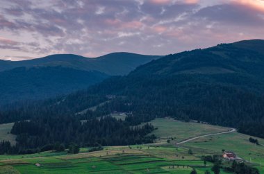 Carparhian Dağları Pylypets günbatımında sırasında arka plan