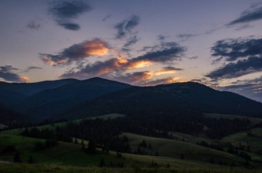 Carparhian Dağları Pylypets günbatımında sırasında arka plan