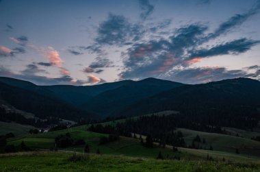 Carparhian Dağları Pylypets günbatımında sırasında arka plan