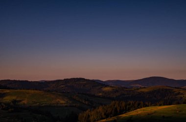 Carparhian Dağları Pylypets günbatımında sırasında arka plan