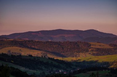 Carparhian Dağları Pylypets günbatımında sırasında arka plan