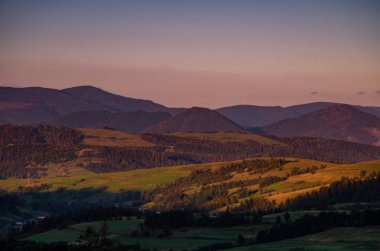 Carparhian Dağları Pylypets günbatımında sırasında arka plan