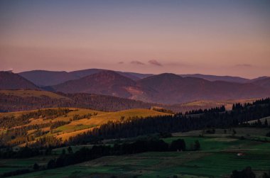 Carparhian Dağları Pylypets günbatımında sırasında arka plan