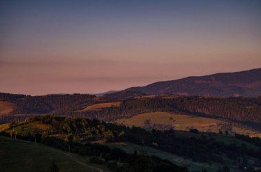 Carparhian Dağları Pylypets günbatımında sırasında arka plan