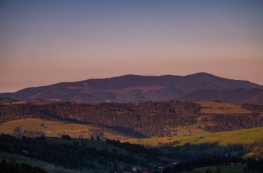 Carparhian Dağları Pylypets günbatımında sırasında arka plan