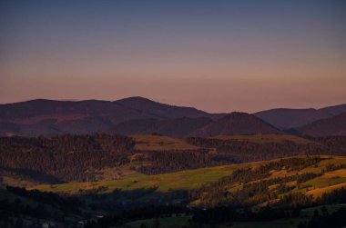 Carparhian Dağları Pylypets günbatımında sırasında arka plan