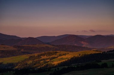 Carparhian Dağları Pylypets günbatımında sırasında arka plan