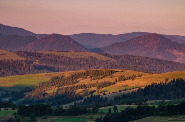 Carparhian Dağları Pylypets günbatımında sırasında arka plan