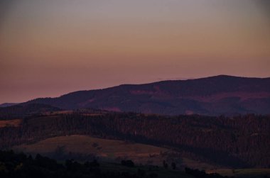 Carparhian Dağları Pylypets günbatımında sırasında arka plan