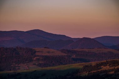 Carparhian Dağları Pylypets günbatımında sırasında arka plan