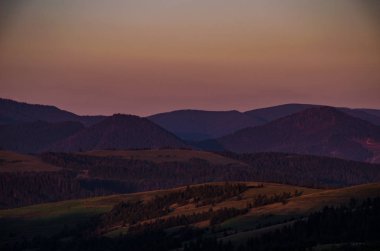 Carparhian Dağları Pylypets günbatımında sırasında arka plan