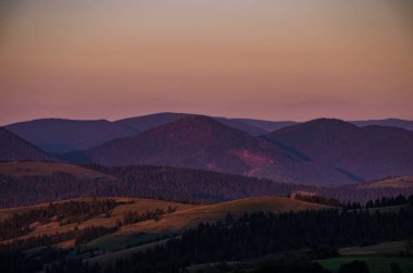 Carparhian Dağları Pylypets günbatımında sırasında arka plan